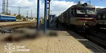 Attacco russo a Dnipro, Zelensky mostra i cadaveri sulla banchina