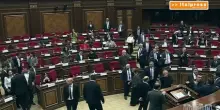 Armenia, volano pugni e calci nella mega-rissa in Parlamento