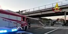 Camion con escavatore urta un cavalcavia sul raccordo Avellino-Salerno