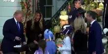 Trump e la first lady Melania distribuiscono dolcetti per Halloween