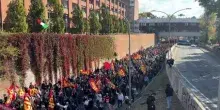 "Siamo in 30mila", bandiere e striscioni alla manifestazione contro il carovita a Bologna: video