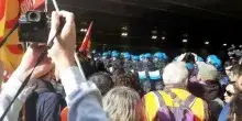 Tensione a Bologna: il video del corteo faccia a faccia col cordone di polizia