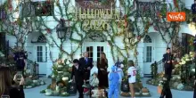 Halloween alla Casa Bianca, Trump e Melania accolgono i bambini mascherati con i dolcetti