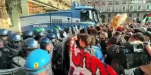Manifestazioni a Torino, scontri tra manifestanti e polizia in piazza Castello