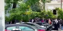 Sciopero a Roma, cassonetti in fiamme vicino al Colosseo
