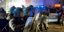 Fumogeni idranti e scontri tra manifestanti e polizia a piazza dell'Emporio a Roma