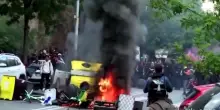 Sciopero, momenti di tensione a Roma al Colosseo, cassonetti bruciati