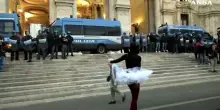 Manifestazioni a Roma, una ballerina sfida i blindati a passo di danza