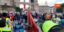 Corteo a Roma, i manifestanti piantano le tende davanti al Colosseo