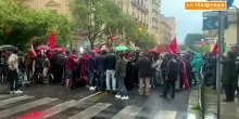 Tensione a Palermo tra manifestanti centri sociali e forze di polizia, le immagini