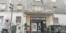 Lite familiare finisce nel sangue a Napoli: figlio 12enne accoltellato, padre tenta il suicidio. Entrambi ricoverati in gravi condizioni