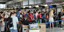 Togliete tutto agli italiani ma non le vacanze: pur di partire tagliano altre spese ma uno su tre riduce la durata a causa dei rincari