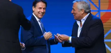 Il video-cabaret di Conte e Tajani in commissione tra &ldquo;Giuseppi&rdquo;, &ldquo;Toni&rdquo;, &ldquo;cappellini Maga&rdquo; e &ldquo;in ginocchio da Merkel&rdquo;: il triste show della politica durante la guerra