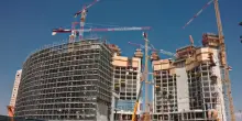 Casa a Milano, il Comune vuole recuperare edifici dagli enti, ma servono 2 miliardi. E gli alloggi privati sfitti toccano quota 100mila