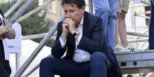 Conte il galleggiante, la strategia che rende succube il Pd di Schlein: mettere il cappello dove si vince o salta il campo largo