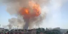 Roma, esplode distributore di benzina. Feriti agenti, vigili del fuoco e civili: “Sembrava una bomba”. Il video