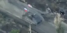 Carro armato sfila in Ucraina con bandiere di Russia e Usa, la provocazione di Putin e il messaggio di Trump a Zelensky: “Certe cose non cambiano”