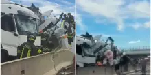 Incidente autostrada, camion travolge camper e schiaccia ambulanza: 3 morti (volontari e paziente) e almeno 15 feriti ad Arezzo