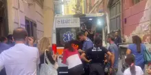 Napoli, giovane accoltellato a Chiaia: il sangue in strada, la fuga in scooter e i soccorsi dei passanti. &ldquo;Ambulanza dopo mezz&rsquo;ora&rdquo;