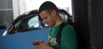 La fine delle banche: per i giovani sono solo un servizio. E col bonifico istantaneo la competizione è sullo smartphone