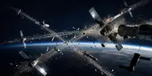 Orbita terrestre troppo affollata, rischio di collisione e caduta di detriti