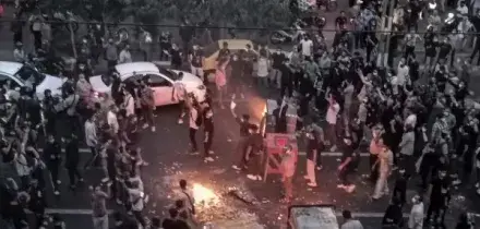 Cosa sta succedendo in Iran. I manifestanti controllano piazze e quartieri: &ldquo;Morte a Khamenei&rdquo;. Feriti e arresti