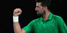 Immenso Djokovic, batte Sinner al quinto set e vola in finale contro Alcaraz. Jannik mai vincente dopo le quattro ore
