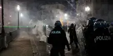 Il racconto del poliziotto aggredito a Torino, da solo contro i black bloc: &ldquo;Il casco &egrave; volato via, mi proteggevo la testa&rdquo;. Il &lsquo;grazie&rsquo; ai colleghi