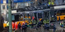 Tram deraglia a Milano, due morti e oltre 40 feriti (alcuni gravi): &ldquo;C&rsquo;era tanta gente che aspettava&rdquo;. IL VIDEO