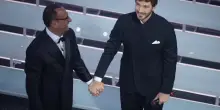 Stefano De Martino condurr&agrave; Sanremo 2027, il passaggio di testimone con Carlo Conti durante la finale