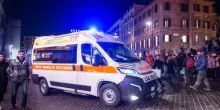 Roma, 18enne investito da una smart in via Filippo Fiorentini. Il 32enne alla guida ha provato a soccorrerlo