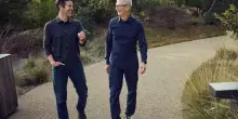 John Ternus, chi &egrave; il nuovo CEO di Apple che raccoglie il testimone da Tim Cook (che per&ograve; diventa presidente esecutivo)
