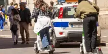 Casco e targa obbligatori per chi va in monopattino: romani sopresi dal blitz della polizia locale, record di multe in pochi giorni