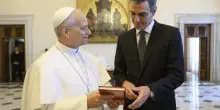 Pedro S&aacute;nchez, mito della sinistra al tramonto: &ldquo;El Guapo&rdquo; va in Vaticano per chiedere il miracolo (dopo aver giurato senza la Bibbia)