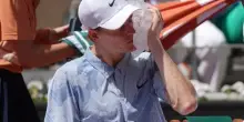 Sinner si sente male al Roland Garros: &ldquo;Devo vomitare&rdquo;. Rientra in campo ma non si regge in piedi: Cer&uacute;ndolo vince al quinto set