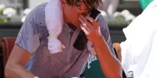 Sinner vomita e saluta il Roland Garros, Mensik collassa dopo quattro ore: il caldo di Parigi diventa l&rsquo;incubo dei tennisti
