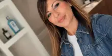 Entra in un bar e si ritrova dietro la cassa, l&rsquo;incredibile storia di Cinzia in vacanza a Napoli