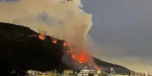 Napoli, in fiamme la collina dei Camaldoli: incendio di vaste dimensioni a Pianura. Notte di passione