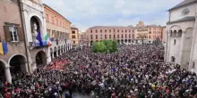 Attentato di Modena, se il comizio in Piazza Grande ignora la matrice ideologica e fondamentalista