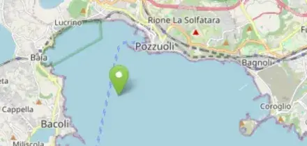 Terremoto a Napoli, forte scossa di magnitudo 4.4 sveglia la citt&agrave;: numerose testimonianze sui social. Epicentro in mare tra Pozzuoli e Bacoli