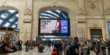 Milano, metti una sera alla Stazione Centrale. Gli scambi di droga, i volontari a lavoro, l&rsquo;arrivo delle bande