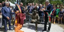 Alberto Sordi, nel giorno del compleanno inaugurata la statua a Villa De Sanctis