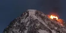 In fiamme Capanna Faustinelli, un incendio distrugge il rifugio sull&rsquo;Adamello
