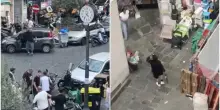 Il video di Montesanto, a Napoli si fa l&rsquo;aperitivo col kalashnikov: rissa, spari e l&rsquo;escalation alla luce del sole con buona pace per la propaganda del &lsquo;va tutto bene&rsquo;