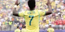 Vinicius si mostra sui social dopo un intervento al mento. I fan: &ldquo;Sembra un altro&rdquo;