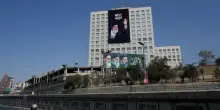 Gli infiniti funerali di Khamenei con milioni di partecipanti ogni giorno. Trump: &ldquo;Pensavo lo odiassero&rdquo;