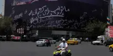 Iran, il murale con Trump nella bara: &ldquo;Lo uccideremo&rdquo;. Usa pronti a nuovi raid