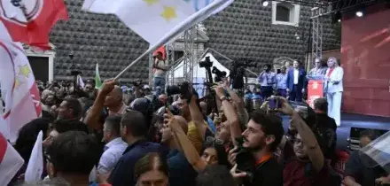 Il campo largo sta diventando l&rsquo;ossigeno di Meloni, il programma non esiste e a Napoli la prima contestazione arriva da sinistra