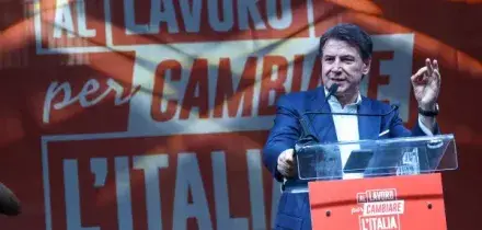 Conte lancia allarmi per la democrazia ma fa il negazionista sulle minacce russe