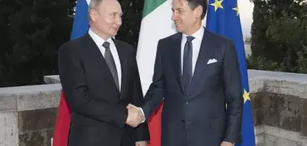 Conte sta trasformando il campo largo in una insalata russa: troppi argomenti pro Putin, anche Vannacci esalta Giuseppi